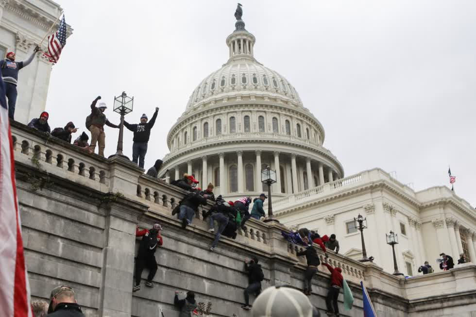 Trụ sở Quốc hội Mỹ đã được bảo vệ an toàn, vài giờ sau vụ bạo loạn của người biểu tình quá khích ủng hộ Tổng thống Trump xông vào. Ảnh: Reuters