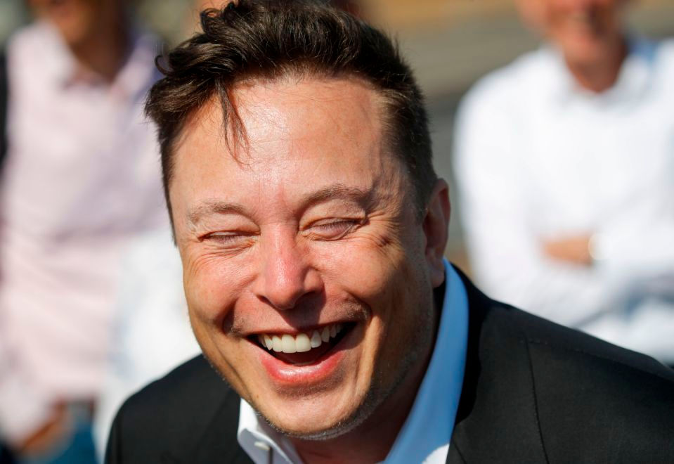 Musk đang là người giàu nhất thế giới sau khi soán ngôi của ông chủ Amazon. Ảnh: Express.