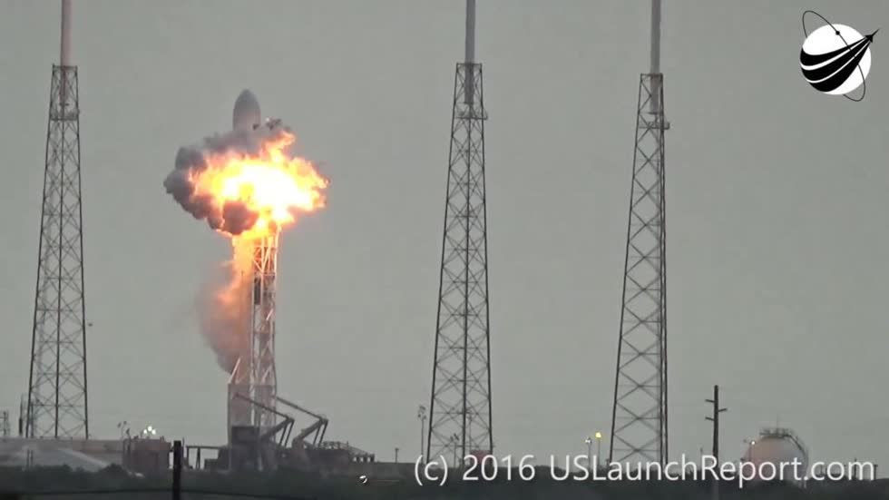 Tên lửa SpaceX Falcon 9 mang theo vệ tinh AMOS-6 của Facebook phát nổ sau khi rời bệ phóng. Ảnh: USLaunchReport.com.