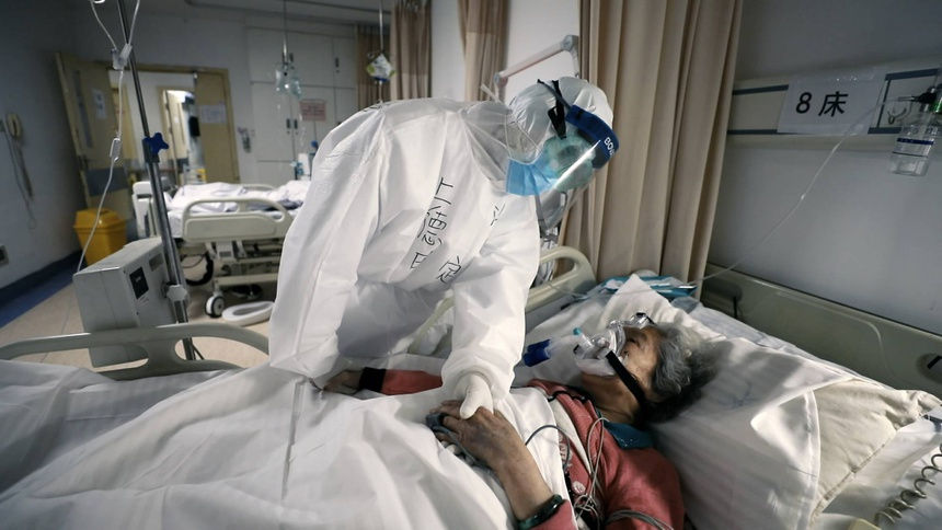 Một cảnh trong phim tài liệu 76 days, thực hiện tại 4 bệnh viện lớn ở Vũ Hán, ghi lại những ám ảnh kinh hoàng của bệnh nhân mắc Covid-19, áp lực đội ngũ y tế phải gánh chịu và nỗi đau mất người thân nhiều gia đình trải qua. Ảnh: AP.