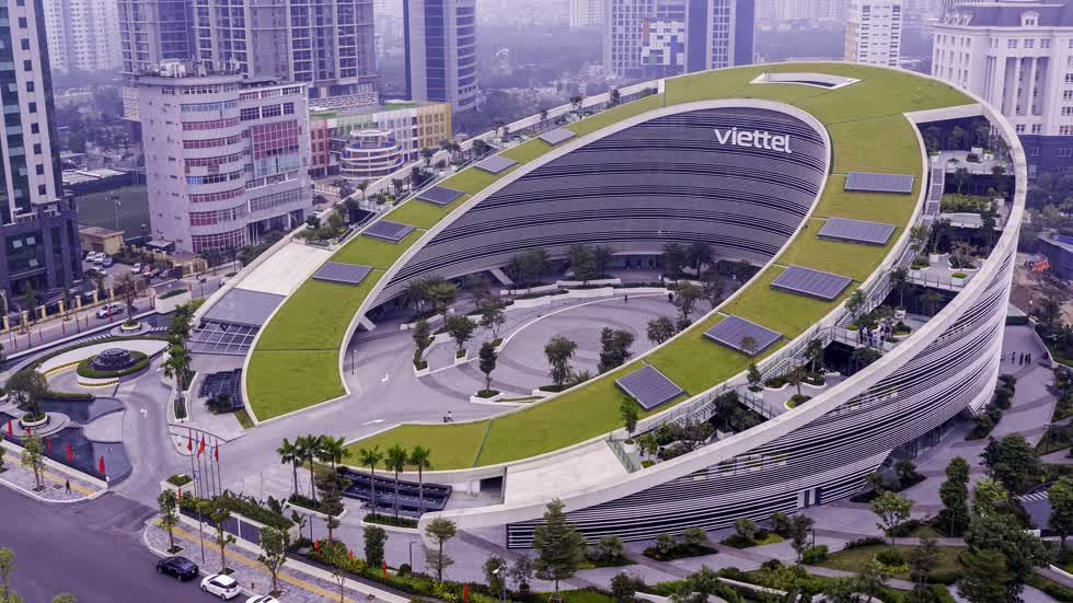 Tại Việt Nam, Viettel là nhà cung cấp dịch vụ cố định băng rộng lớn nhất, với 41,8% thị phần. Dịch vụ di động dẫn đầu với 54,2% thị phần, trong đó thị phần thuê bao data đạt 57%. Ảnh: Viettel