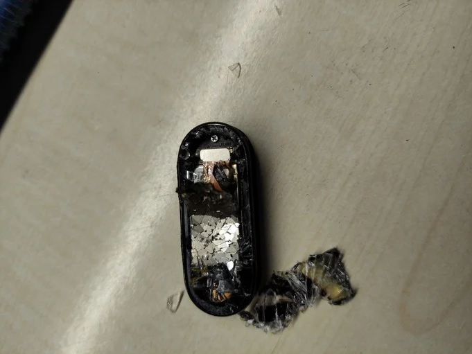 Xiaomi Mi Band 5 bất ngờ phát nổ trong khi sạc