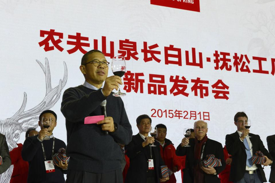 Zhong Shanshan, Chủ tịch của  Nongfu Spring  Company, tham dự hội nghị ra mắt sản phẩm mới Nongfu Spring tại Baishan, tỉnh Cát Lâm, Trung Quốc. Ảnh: Getty