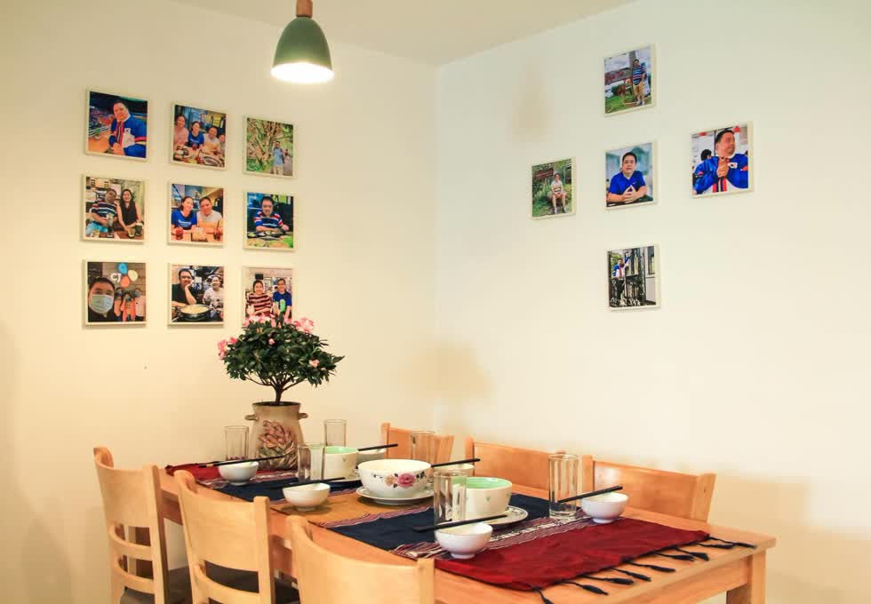 Những bức ảnh gia đình được trang trí treo trên tường của phòng ăn.
