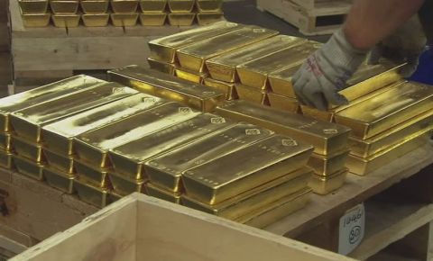 Dự trữ vàng của Nga lần đầu tiên vượt qua dự trữ USD