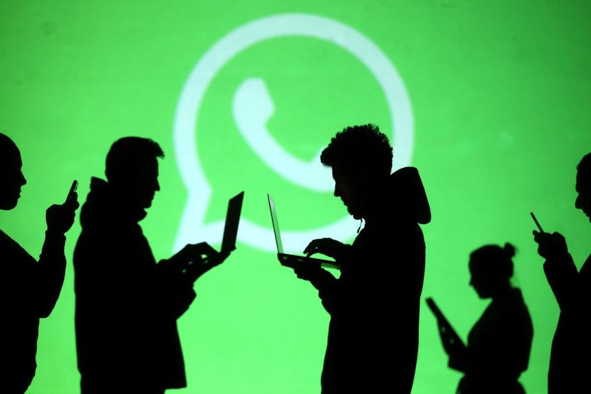 WhatsApp đang buộc người dùng chia sẻ dữ liệu của họ với Facebook hoặc bị xóa. Ảnh: Reuters.