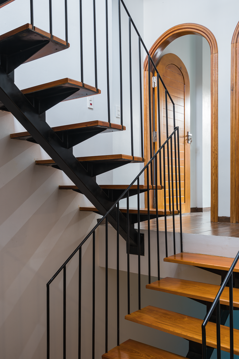 Cầu thang lên tầng với 3 bậc bê tông bên dưới để tạo được sự chuyển đổi chất liệu nhịp nhàng hơn.