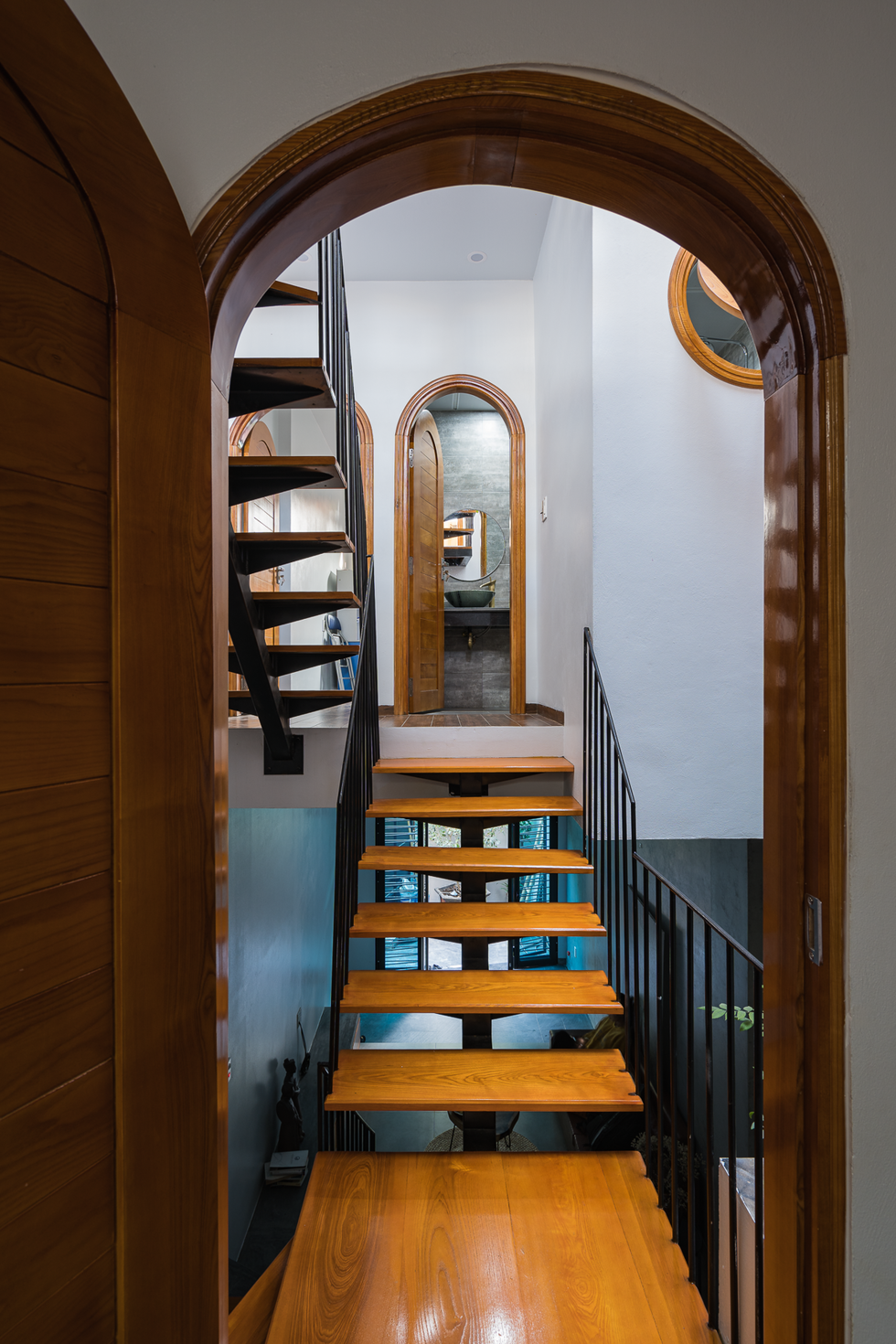Trong nhà có nhiều chi tiết được thiết kế phá cách, như dạng cửa vòm và những ô cửa tròn giúp không gian thêm mềm mại và ấn tượng.