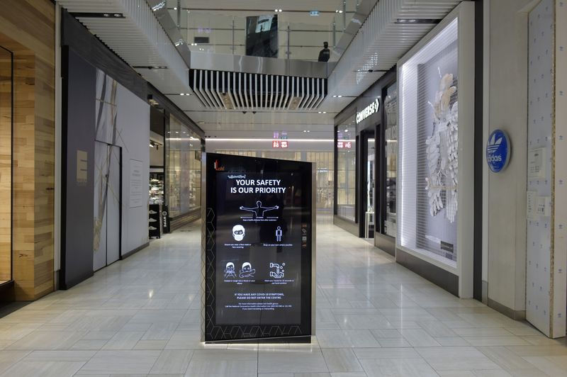Một dấu hiệu phân biệt an toàn tại trung tâm mua sắm ở Melbourne, Úc. Ảnh: Bloomberg 
