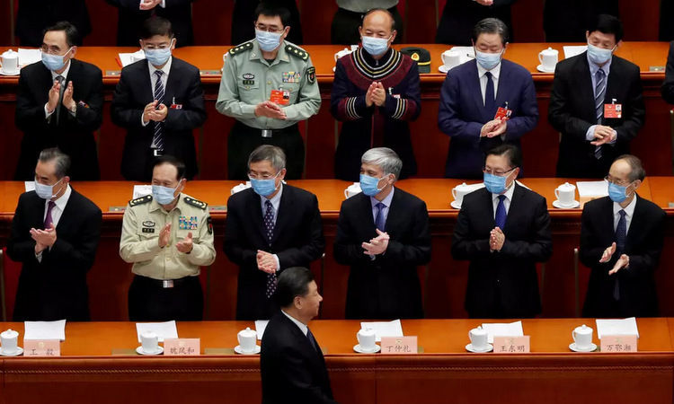 Chủ tịch Tập Cận Bình đi qua các đại biểu trong phiên khai mạc kỳ họp quốc hội Trung Quốc. Ảnh: AFP.