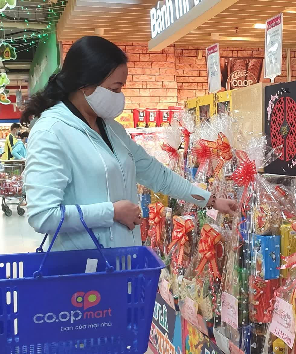 Khách hàng chọn mua giỏ quà Tết tại siêu thị Co.opmart Lý Thường Kiệt, Quận 10, TP.HCM (1)