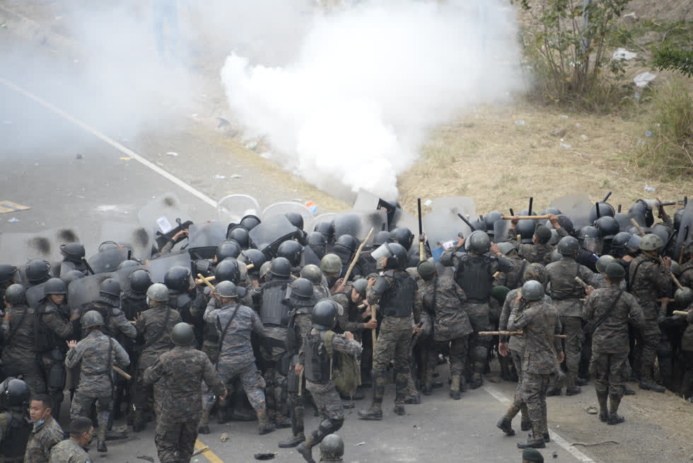   Cảnh sát Guatemala bắn hơi cay để giải tán hàng nghìn người di cư đang tiến về Mỹ. Ảnh: Johan Ordonez/AFP    
