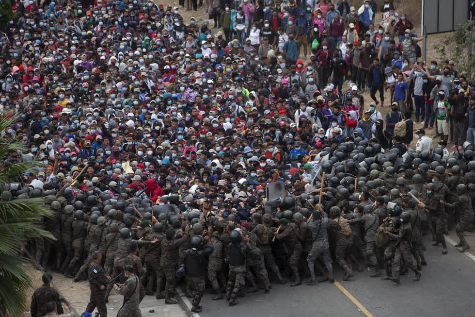 Lực lượng an ninh Guatemala đã sử dụng dùi cui và hơi cay để ngăn đoàn người di cư. Ảnh: Sandra Sebastian/AP