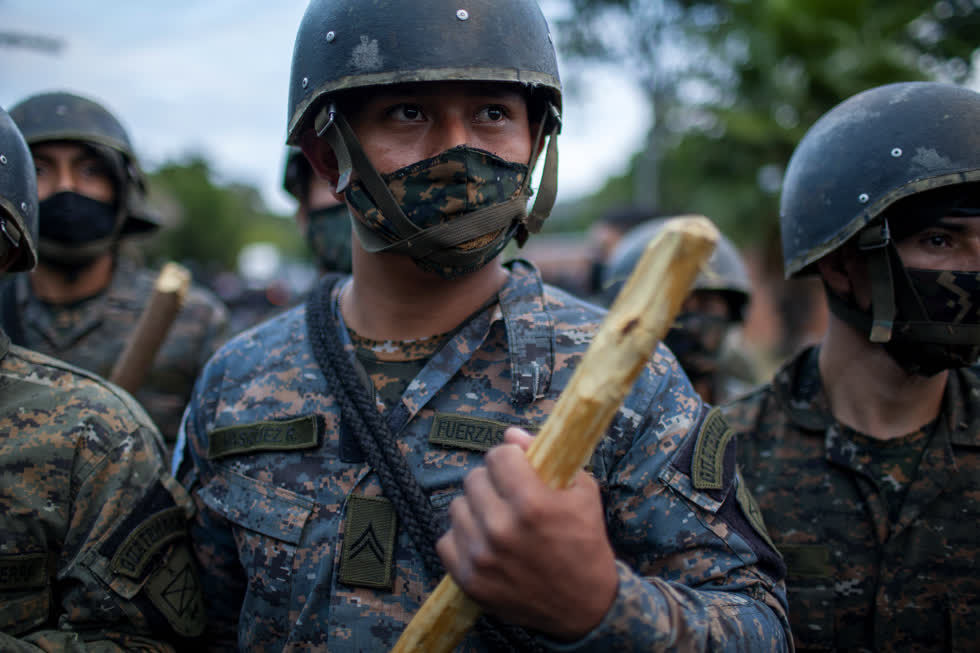Lực lượng an ninh Guatemala đã quyết liệt ngăn chặn người di cư. Ảnh của Sandra Sebastian/AP