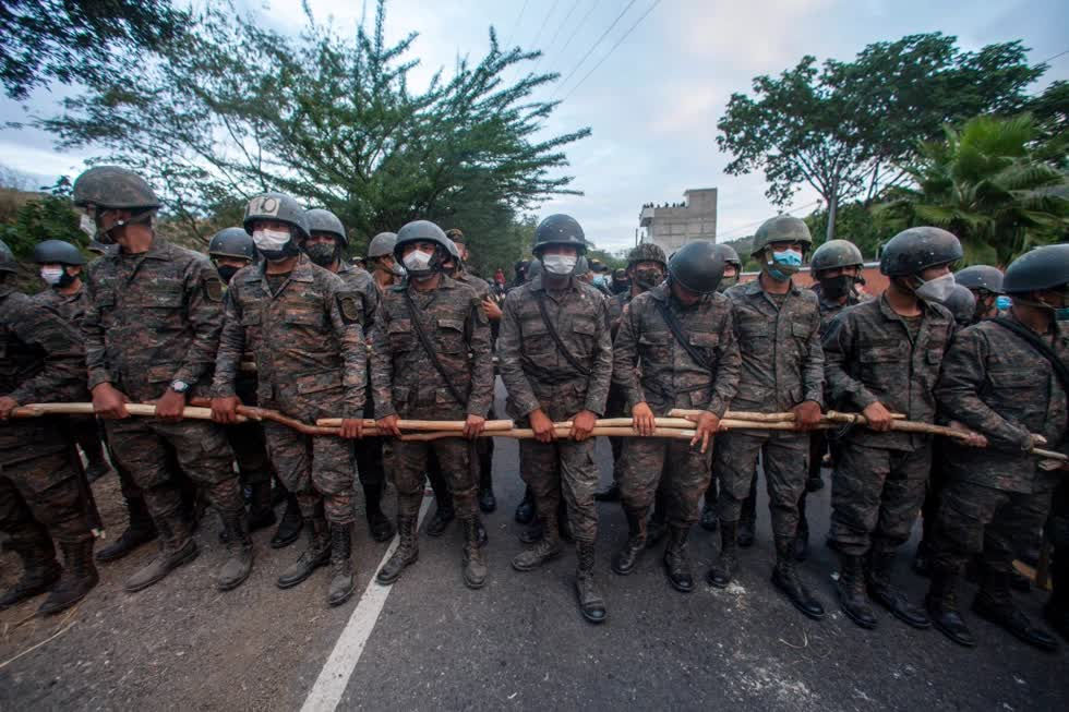 Các binh sĩ Guatemala đang lập hàng rào để chặn đoàn người di cư đến từ Vado Hondo. Ảnh: Sandra Sebastian/AP