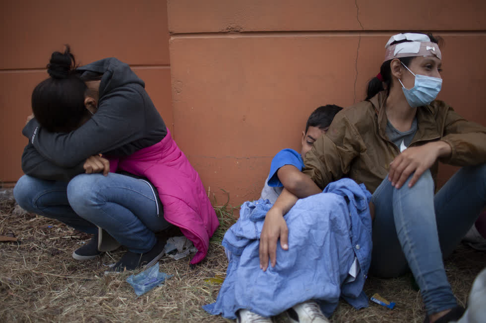Người di cư tuyệt vọng vì bị an ninh Guatemal ngăn không cho qua. Ảnh của Sandra Sebastian/AP