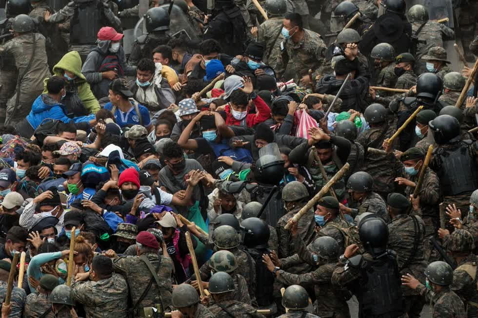 Lực lượng an ninh Guatemala bao vây đoàn người trên con đường gần biên giới với Honduras. Ảnh: Esteban Biba/EPA