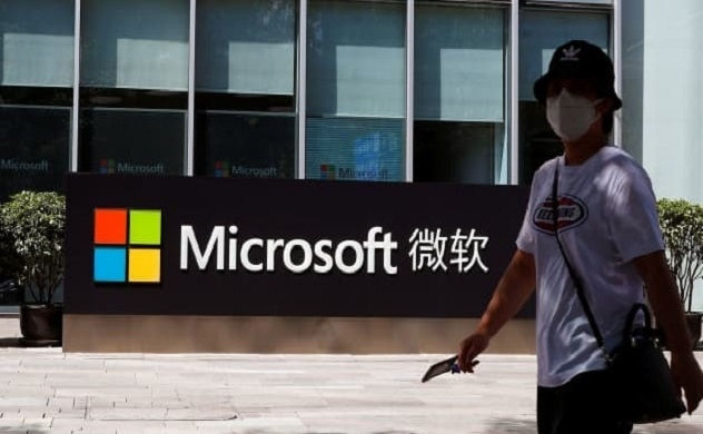 Một người đi ngang qua logo của Microsoft tại văn phòng Microsoft ở Bắc Kinh, Trung Quốc ngày 4/8/2020. Ảnh: Reuters.