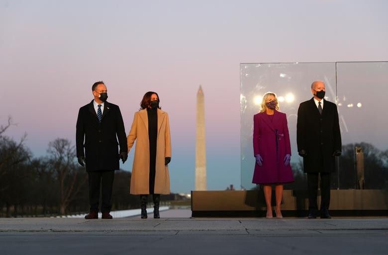 Tổng thống đắc cử Mỹ Joe Biden cùng phu nhân (phải) và Phó Tổng thống đắc cử Kamala Harris cùng phu quân tham dự lễ tưởng niệm các  nạn nhân COVID-19. Ảnh: Reuters