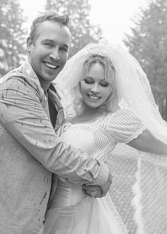 Ảnh cưới của Dan và Pamela Anderson.