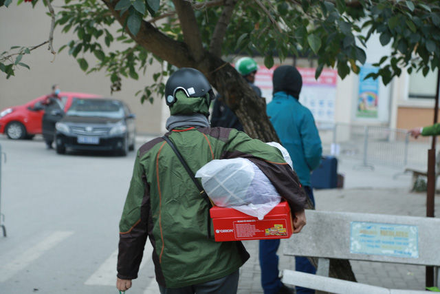 Trường Tiểu học Xuân Phương ngày đầu trở thành nơi cách ly tập trung, phụ huynh hối hả tiếp tế nhu yếu phẩm cho con - Ảnh 9.