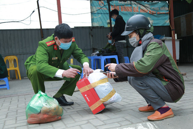 Trường Tiểu học Xuân Phương ngày đầu trở thành nơi cách ly tập trung, phụ huynh hối hả tiếp tế nhu yếu phẩm cho con - Ảnh 8.