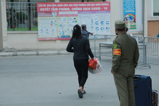 Trường Tiểu học Xuân Phương ngày đầu trở thành nơi cách ly tập trung, phụ huynh hối hả tiếp tế nhu yếu phẩm cho con - Ảnh 11.