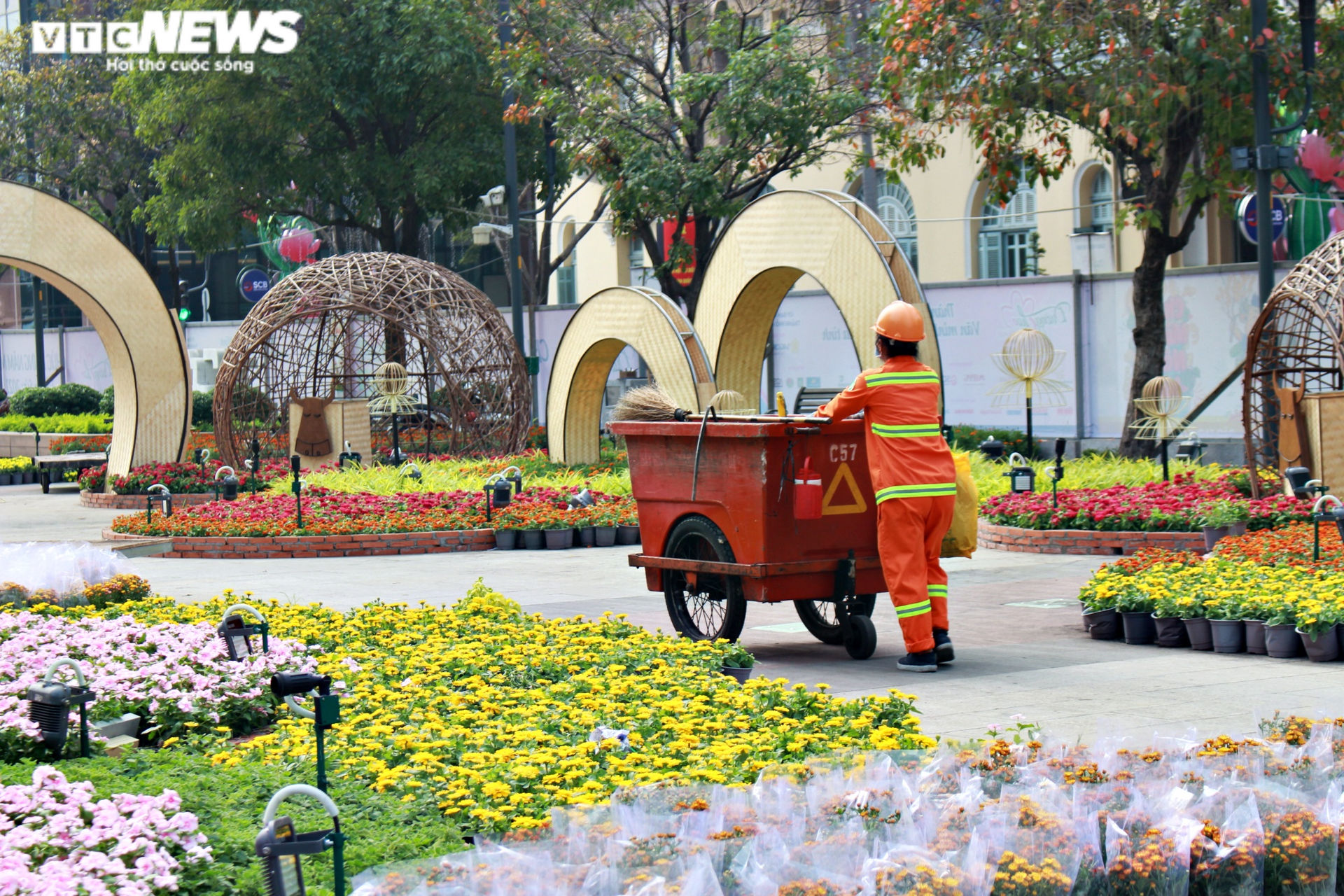 Công nhân gấp rút hoàn thiện những hạng mục cuối cùng của đường hoa Nguyễn Huệ - 9