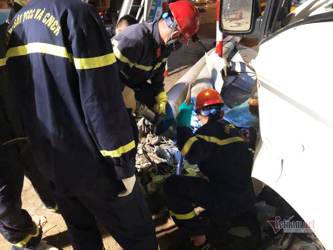 Xe tải tông xe máy, húc đổ 2 cột điện cao thế khiến 3 người chết ở Nghệ An