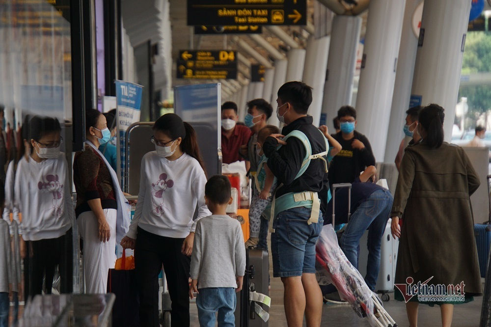 Sân bay Tân Sơn Nhất đông nghẹt khách ngày 25 Tết