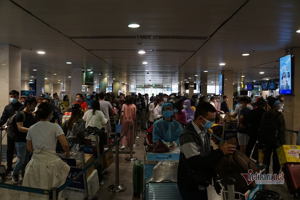 Sân bay Tân Sơn Nhất đông nghẹt khách ngày 25 Tết