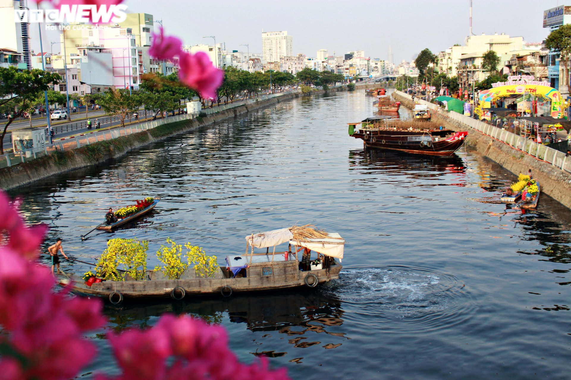 Ảnh: Rực rỡ chợ hoa 'Trên bến, dưới thuyền' ở Sài Gòn - 1