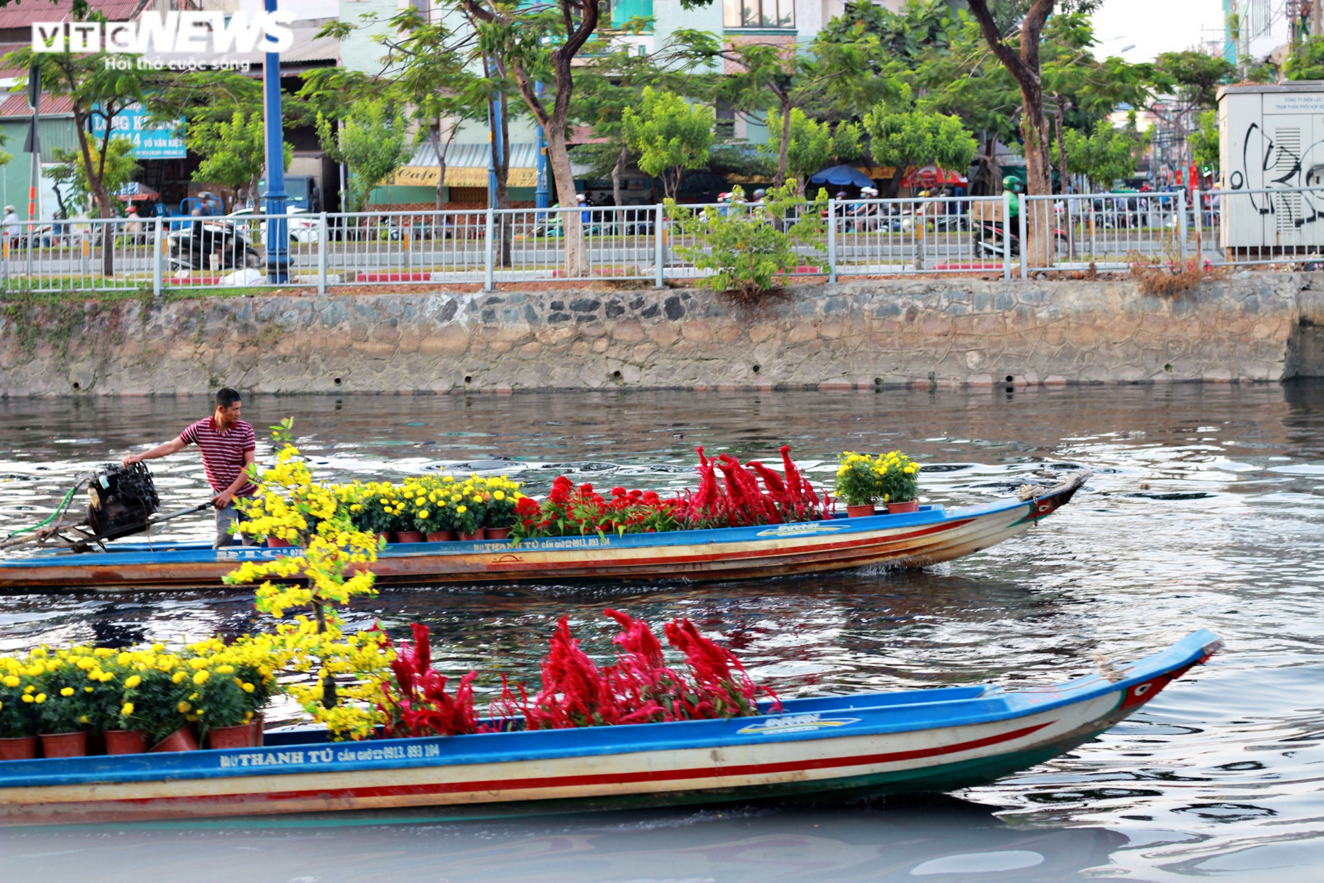 Ảnh: Rực rỡ chợ hoa 'Trên bến, dưới thuyền' ở Sài Gòn - 2