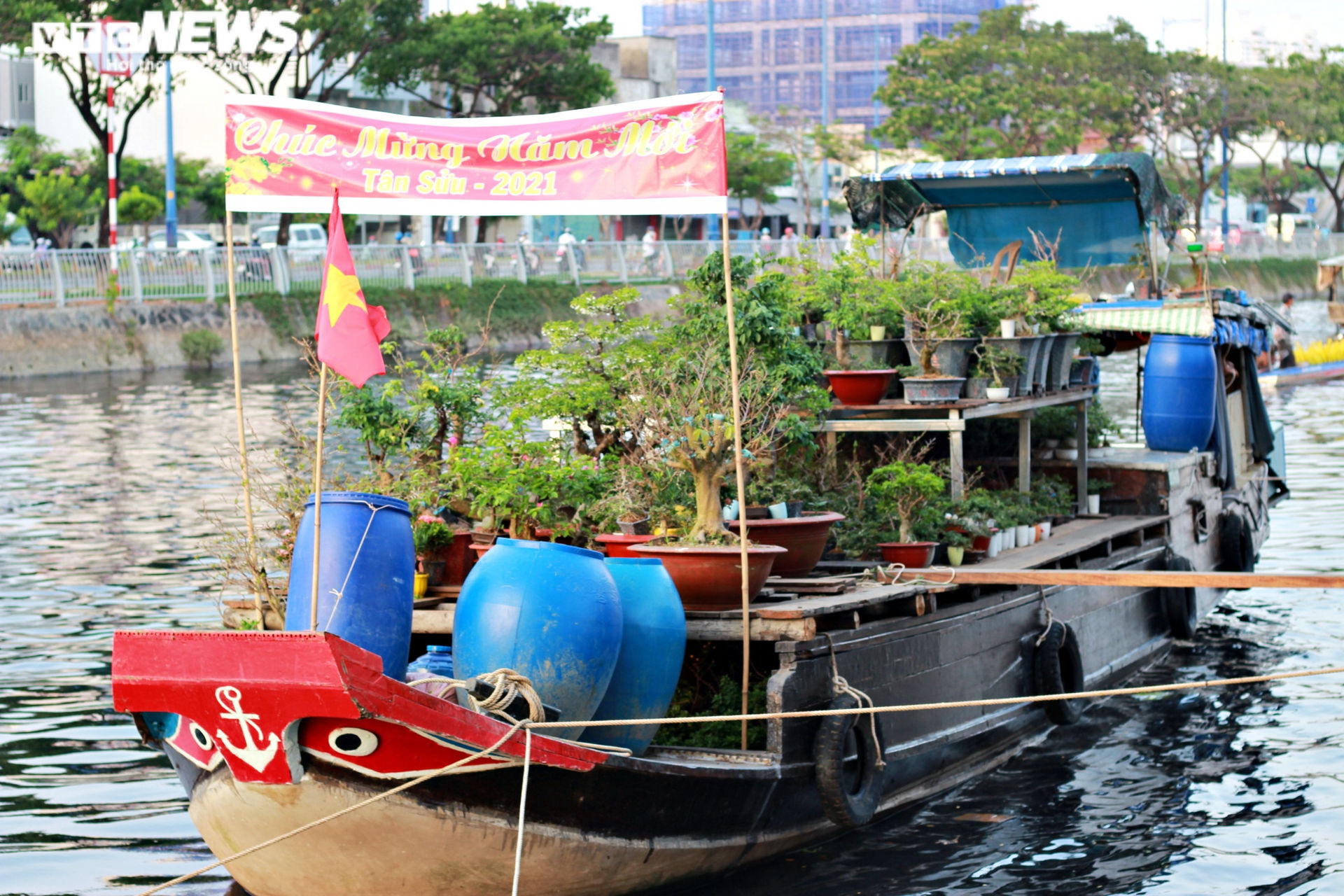 Ảnh: Rực rỡ chợ hoa 'Trên bến, dưới thuyền' ở Sài Gòn - 7