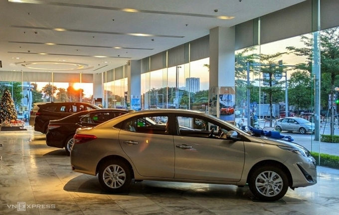 Một showroom Toyota ở Hà Nội vắng khách hậu giảm lệ phí trước bạ. Ảnh: Văn Thắng
