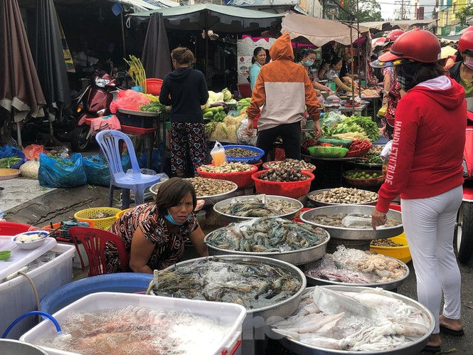 Sáng mùng 3 Tết, dân Sài Gòn xếp hàng vào siêu thị mua gà cúng  - ảnh 14