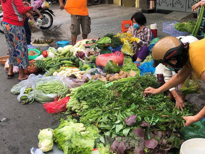Sáng mùng 3 Tết, dân Sài Gòn xếp hàng vào siêu thị mua gà cúng  - ảnh 15