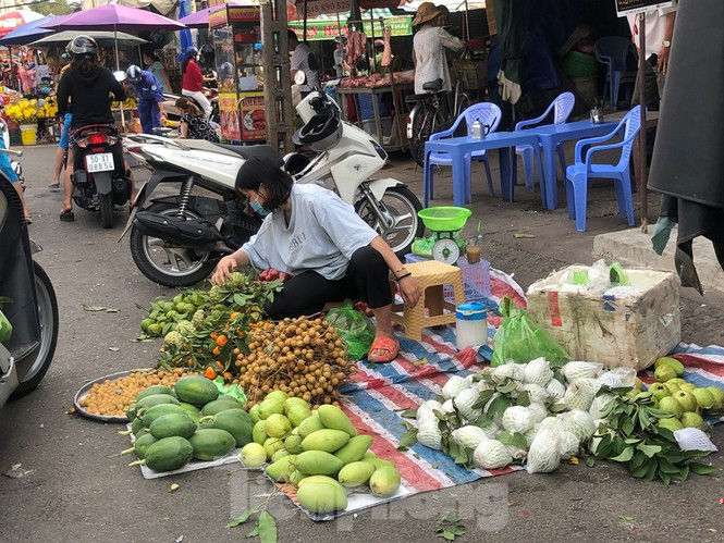 Sáng mùng 3 Tết, dân Sài Gòn xếp hàng vào siêu thị mua gà cúng  - ảnh 16