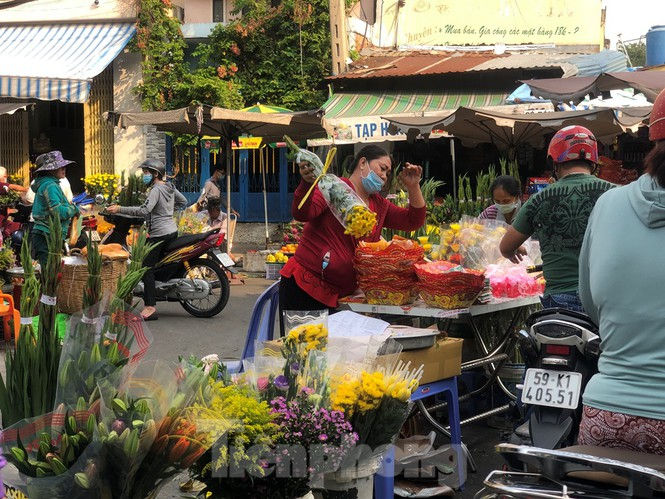 Sáng mùng 3 Tết, dân Sài Gòn xếp hàng vào siêu thị mua gà cúng  - ảnh 17