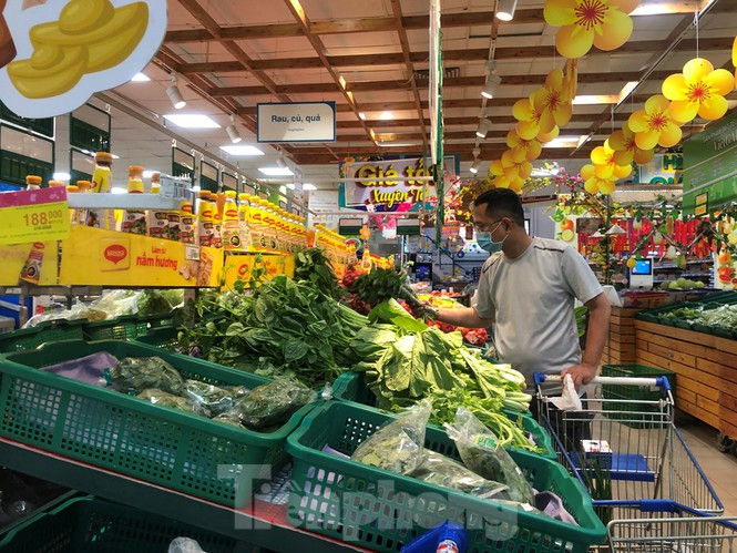 Sáng mùng 3 Tết, dân Sài Gòn xếp hàng vào siêu thị mua gà cúng  - ảnh 8