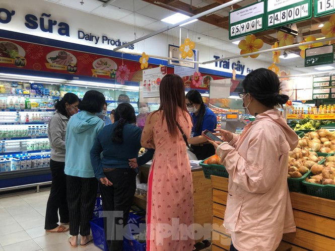 Sáng mùng 3 Tết, dân Sài Gòn xếp hàng vào siêu thị mua gà cúng  - ảnh 3