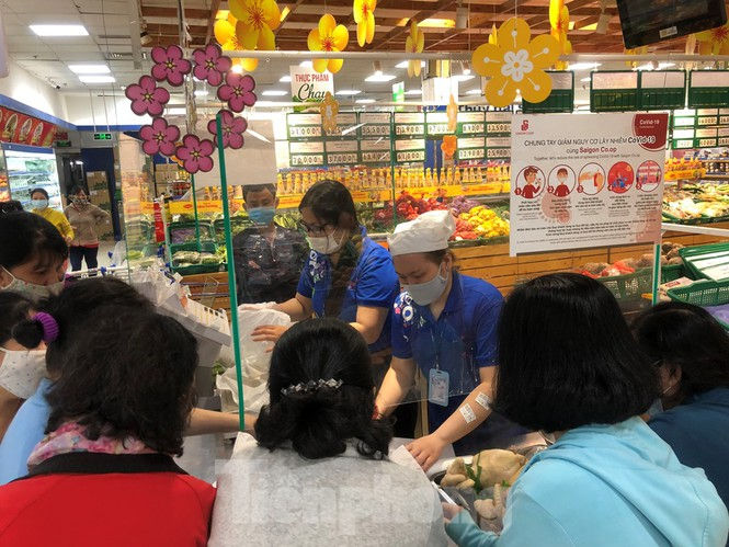 Sáng mùng 3 Tết, dân Sài Gòn xếp hàng vào siêu thị mua gà cúng  - ảnh 1
