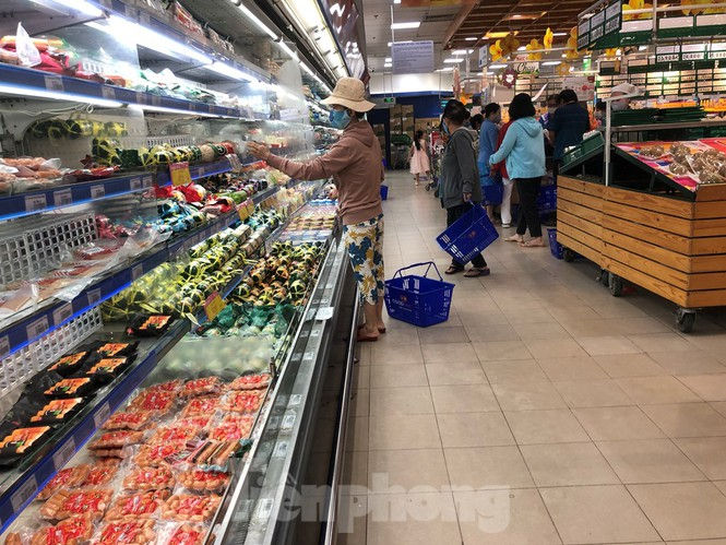 Sáng mùng 3 Tết, dân Sài Gòn xếp hàng vào siêu thị mua gà cúng  - ảnh 10