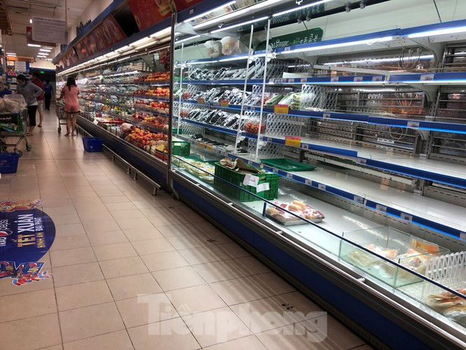 Sáng mùng 3 Tết, dân Sài Gòn xếp hàng vào siêu thị mua gà cúng  - ảnh 12