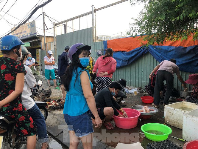 Sáng mùng 3 Tết, dân Sài Gòn xếp hàng vào siêu thị mua gà cúng  - ảnh 5