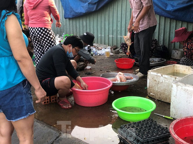 Sáng mùng 3 Tết, dân Sài Gòn xếp hàng vào siêu thị mua gà cúng  - ảnh 6