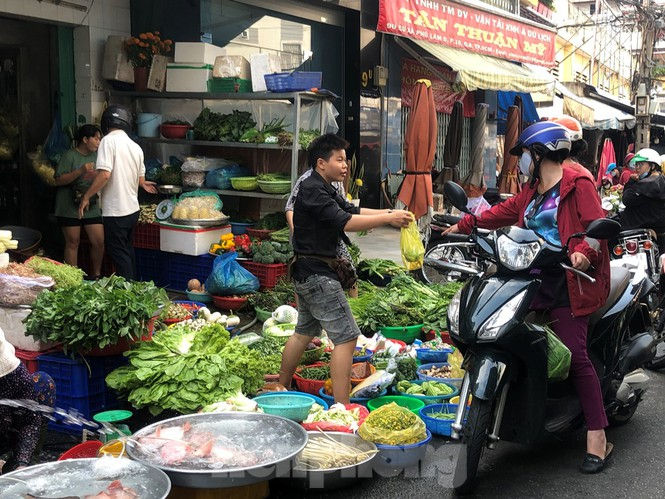 Sáng mùng 3 Tết, dân Sài Gòn xếp hàng vào siêu thị mua gà cúng  - ảnh 18