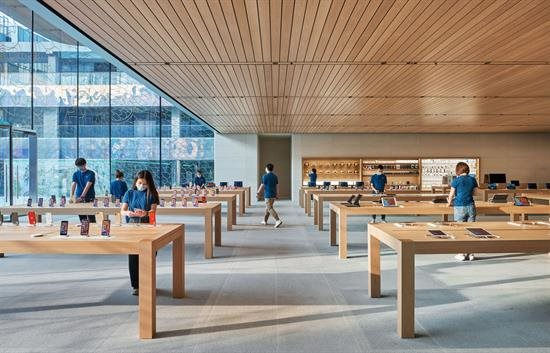 13-apple-apple_sanlitun-beijing-opening-wide-interior-with-team-members-07162020.jpg