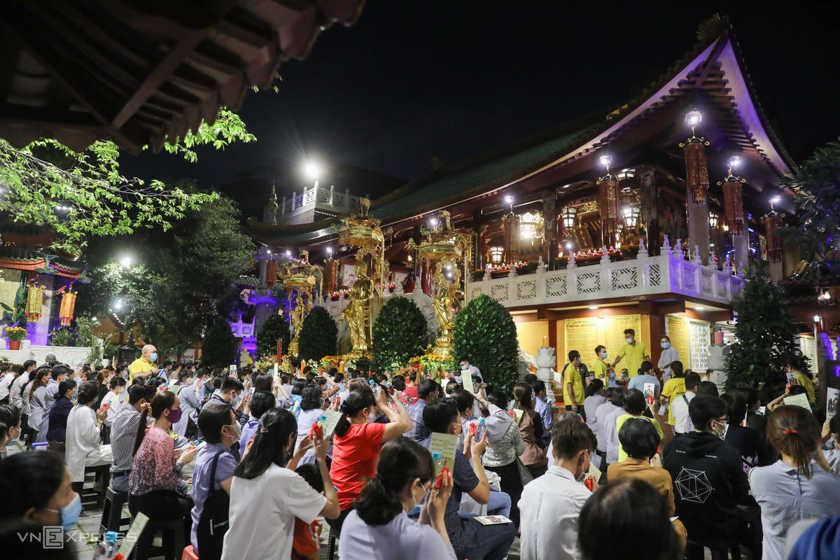 Tối 19/2, nhiều người đã đến chùa Viên Giác (quận Tân Bình) tham gia lễ Kỳ An Hội trong dịp đầu năm. Quỳnh Trần.