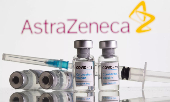 Lọ đựng vaccine Covid-19 của hãng AstraZeneca. Ảnh:Reuters.